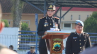 Kapolres Purbalingga AKBP Anita Indah Setyaningrum menjadi inspektur upacara Hari Bhayangkara ke-80 tahun 2026 dan membacakan amanat Kapolda Jateng Irjen Pol Ribut Hari Wibowo, di halaman Satpas Polres Purbalingga, Rabu 1 Juli 2026 pagi.