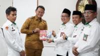 Bupati Purbalingga Fahmi Muhammad Hanif menerima kunjungan Kepala Kantor Kemenag Purbalingga, Zahid Khasani, beserta rombongan bertempat pada Ruang Kerja Bupati, Senin 27 Juli 2026.