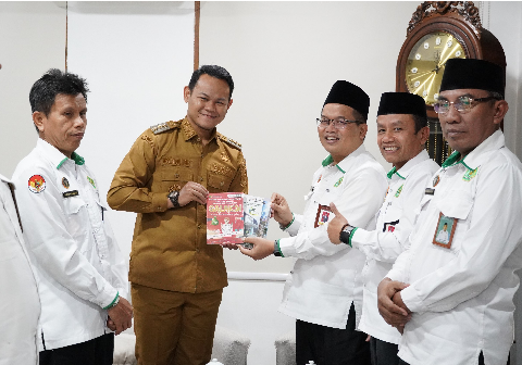 Bupati Purbalingga Fahmi Muhammad Hanif menerima kunjungan Kepala Kantor Kemenag Purbalingga, Zahid Khasani, beserta rombongan bertempat pada Ruang Kerja Bupati, Senin 27 Juli 2026. Bupati Purbalingga Fahmi Muhammad Hanif menerima kunjungan Kepala Kantor Kemenag Purbalingga, Zahid Khasani, beserta rombongan bertempat pada Ruang Kerja Bupati, Senin 27 Juli 2026.