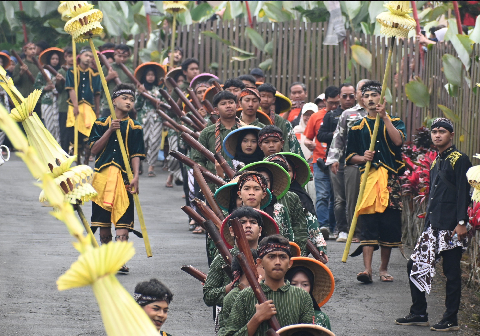 99 lodong dalam rangkaian acara Festival Gunung Slamet (FGS) kesembilan tahun 2026 ini menjadi simbol rasa syukur warga Desa Serang atas limpahan air bersih, terutama yang bersumber dari kaki Gunung Slamet tersebut. 99 lodong dalam rangkaian acara Festival Gunung Slamet (FGS) kesembilan tahun 2026 ini menjadi simbol rasa syukur warga Desa Serang atas limpahan air bersih, terutama yang bersumber dari kaki Gunung Slamet tersebut.