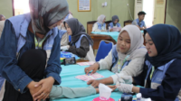 PPK Ormawa BEM Fakultas Farmasi Universitas Muhammadiyah Purwokerto (UMP) menggelar agenda skrining hemoglobin bagi warga Desa Kalisalak PPK Ormawa BEM Fakultas Farmasi Universitas Muhammadiyah Purwokerto (UMP) menggelar agenda skrining hemoglobin bagi warga Desa Kalisalak