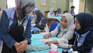 PPK Ormawa BEM Fakultas Farmasi Universitas Muhammadiyah Purwokerto (UMP) menggelar agenda skrining hemoglobin bagi warga Desa Kalisalak PPK Ormawa BEM Fakultas Farmasi Universitas Muhammadiyah Purwokerto (UMP) menggelar agenda skrining hemoglobin bagi warga Desa Kalisalak