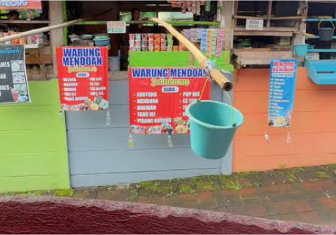 Objek Wisata Air Bojongsari atau Owabong Water Park Purbalingga memiliki keunikan tersendiri dalam menata outlet kuliner dan souvenir dengan sebutan Pasar Sengget atau Pasar Gantar Objek Wisata Air Bojongsari atau Owabong Water Park Purbalingga memiliki keunikan tersendiri dalam menata outlet kuliner dan souvenir dengan sebutan Pasar Sengget atau Pasar Gantar