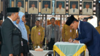 Bupati Purbalingga Fahmi Muhammad Hanif mengukuhkan 214 guru memegang posisi Kepala Sekolah Tahun 2026 bertempat pada Pendopo Dipokusumo, Senin 27 Juli 2026.