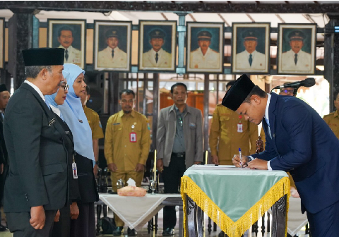 Bupati Purbalingga Fahmi Muhammad Hanif mengukuhkan 214 guru memegang posisi Kepala Sekolah Tahun 2026 bertempat pada Pendopo Dipokusumo, Senin 27 Juli 2026.