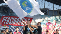Bupati Purbalingga Fahmi Muhammad Hanif dan Manajer Persibangga Uut Triyas Yanuar mengibarkan bendera Persibangga sebelum melaksanakan konvoi perayaan bersama ribuan suporter Persibangga, Rabu, 8 Juli 2026 sore