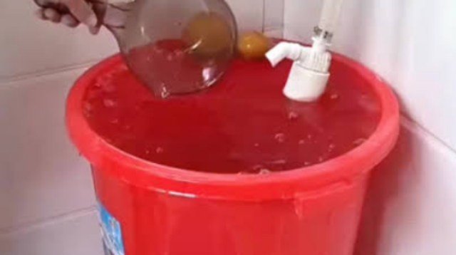 Pembiasaan menampung air bersih pada malam hari, tepatnya sewaktu tingkat pemakaian masyarakat sedang menurun.