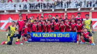 Ketua PSSI Purbalingga, Uut Triyas Yanuar bersama tim Persibangga Purbalingga U13 yang belaga dalam Piala Soeratin Jawa Tengah 2026