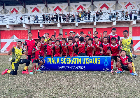 Ketua PSSI Purbalingga, Uut Triyas Yanuar bersama tim Persibangga Purbalingga U13 yang belaga dalam Piala Soeratin Jawa Tengah 2026 Ketua PSSI Purbalingga, Uut Triyas Yanuar bersama tim Persibangga Purbalingga U13 yang belaga dalam Piala Soeratin Jawa Tengah 2026