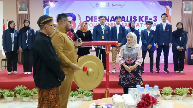 Wakil Bupati Purbalingga Dimas Prasetyahani bersama Direktur Politeknik Madyathika Purbalingga, Taufik Dwi Laksono dan Wakil Ketua DPRD Purbalingga Tenny Juliawaty, memukul gong menandai peluncuran tim digital marketing kampus dalam acara Dies Natalis ke-3 Politeknik Madyathika, Selasa 21 Juli 2026.