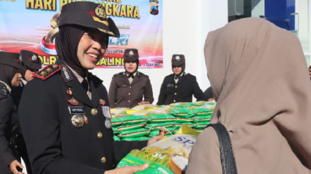 Kapolres Purbalingga AKBP Anita Indah Setyaningrum dalam rangka Hari Bhayangkara ke-80 tahun 2026 membagikan 100 bungkus beras kepada warga sekitar di halaman Satpas Polres Purbalingga, Rabu 1 Juli 2026 pagi.