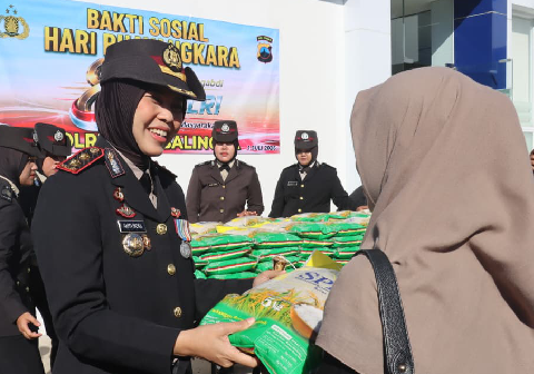 Kapolres Purbalingga AKBP Anita Indah Setyaningrum dalam rangka Hari Bhayangkara ke-80 tahun 2026 membagikan 100 bungkus beras kepada warga sekitar di halaman Satpas Polres Purbalingga, Rabu 1 Juli 2026 pagi.