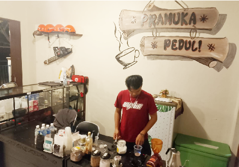 Rescue Café, kedai kopi besutan anggota Pramuka Peduli (Pramuli) Kwarcab Purbalingga menempati area strategis di lingkungan Sanggar Pramuka Kwarcab Purbalingga, Jalan Kopral Tanwir Nomor 61, Purbalingga Lor, menawarkan konsep unik yang kental dengan nuansa aktivitas penyelamatan. Rescue Café, kedai kopi besutan anggota Pramuka Peduli (Pramuli) Kwarcab Purbalingga menempati area strategis di lingkungan Sanggar Pramuka Kwarcab Purbalingga, Jalan Kopral Tanwir Nomor 61, Purbalingga Lor, menawarkan konsep unik yang kental dengan nuansa aktivitas penyelamatan.