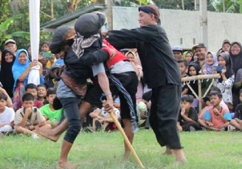 Ritual Adat Ujungan merupakan sebuah tradisi turun-temurun yang masih melekat kuat pada masyarakat Banjarnegara. Ritual Adat Ujungan merupakan sebuah tradisi turun-temurun yang masih melekat kuat pada masyarakat Banjarnegara.