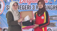 Kepala SMP Negeri 3 Karangreja, Lelly Faizatillah saat peluncuran program Satu Guru Karyawan Satu Sepatu dalam rangka HUT ke-19 sekolah itu, Sabtu 25 Juli 2026 