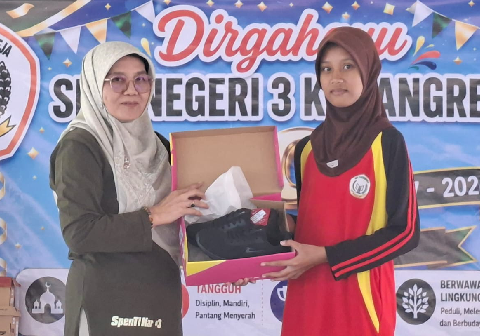 Kepala SMP Negeri 3 Karangreja, Lelly Faizatillah saat peluncuran program Satu Guru Karyawan Satu Sepatu dalam rangka HUT ke-19 sekolah itu, Sabtu 25 Juli 2026 