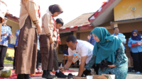 Sebagai langkah pembuka, Bupati Fahmi memilih wilayah Karangjambu untuk memulai sebuah gerakan sosial bermakna besar dengan tajuk "Sepasang Sepatu, Sejuta Harapan." Dalam gerakan ini Bupati Fahmi menyalurkan 126 pasang sepatu sekolah baru untuk anak-anak sekolah dasar pada wilayah Kecamatan Karangjambu. Sebagai langkah pembuka, Bupati Fahmi memilih wilayah Karangjambu untuk memulai sebuah gerakan sosial bermakna besar dengan tajuk "Sepasang Sepatu, Sejuta Harapan." Dalam gerakan ini Bupati Fahmi menyalurkan 126 pasang sepatu sekolah baru untuk anak-anak sekolah dasar pada wilayah Kecamatan Karangjambu.