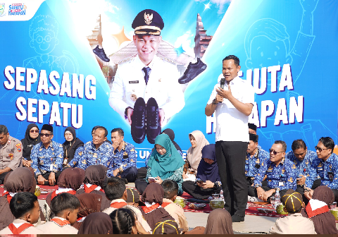 Bupati Purbalingga, Fahmi Muhammad Hanif saat meluncurkan Gerakan Sepasang Sepatu Sejuta Harapan di wilayah Kecamatan Karangjambu. Bupati Purbalingga, Fahmi Muhammad Hanif saat meluncurkan Gerakan Sepasang Sepatu Sejuta Harapan di wilayah Kecamatan Karangjambu.