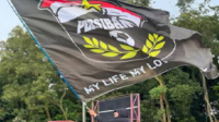 Suporter Persibangga Purbalingga merayakan kemenangan tim yang berjuluk laskar Jenderal Sudirman.