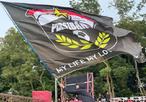 Suporter Persibangga Purbalingga merayakan kemenangan tim yang berjuluk laskar Jenderal Sudirman.