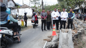 Bupati Purbalingga Fahmi Muhammad Hanif bersama Wakil Bupati Dimas Prasetyahani memantau perkembangan proyek perbaikan jalan serta jembatan pada berbagai wilayah Kabupaten Purbalingga, Jumat 24 Juli 2026