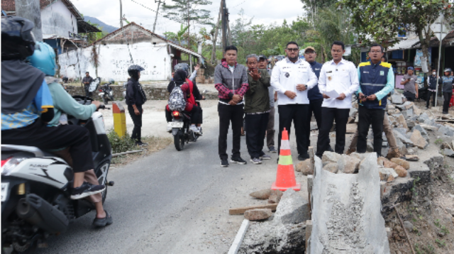 Bupati Purbalingga Fahmi Muhammad Hanif bersama Wakil Bupati Dimas Prasetyahani memantau perkembangan proyek perbaikan jalan serta jembatan pada berbagai wilayah Kabupaten Purbalingga, Jumat 24 Juli 2026