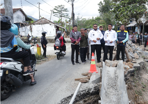 Bupati Purbalingga Fahmi Muhammad Hanif bersama Wakil Bupati Dimas Prasetyahani memantau perkembangan proyek perbaikan jalan serta jembatan pada berbagai wilayah Kabupaten Purbalingga, Jumat 24 Juli 2026 Bupati Purbalingga Fahmi Muhammad Hanif bersama Wakil Bupati Dimas Prasetyahani memantau perkembangan proyek perbaikan jalan serta jembatan pada berbagai wilayah Kabupaten Purbalingga, Jumat 24 Juli 2026