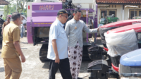 Darori Wonodipuro Anggota DPR RI Komisi IV bersama Bupati Purbalingga H Fahmi Muhammad Hanif saat menyerahkan Alsintan di Halaman UPTD Perbenihan Dinas Pertanian, Pangan, dan Perikanan (DPPP) Kabupaten Purbalingga, Senin 29 Juni 2926 Darori Wonodipuro Anggota DPR RI Komisi IV bersama Bupati Purbalingga H Fahmi Muhammad Hanif saat menyerahkan Alsintan di Halaman UPTD Perbenihan Dinas Pertanian, Pangan, dan Perikanan (DPPP) Kabupaten Purbalingga, Senin 29 Juni 2926
