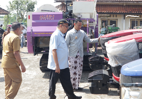 Darori Wonodipuro Anggota DPR RI Komisi IV bersama Bupati Purbalingga H Fahmi Muhammad Hanif saat menyerahkan Alsintan di Halaman UPTD Perbenihan Dinas Pertanian, Pangan, dan Perikanan (DPPP) Kabupaten Purbalingga, Senin 29 Juni 2926
