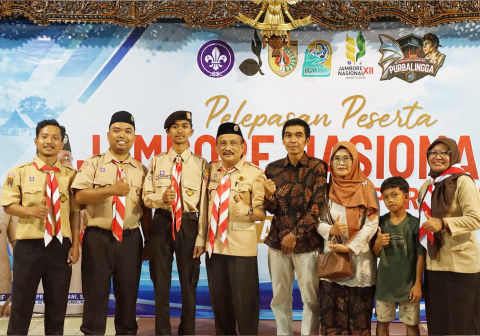 Aimar Nashif Din Faizi berfoto Bersama Ka Kwarcab Purbalingga Kak Tri Gunawan Setyadi usai pelepasan Kontingen Jambore Nasional (Jamnas) XII Tahun 2026 Kwarcab Kabupaten Purbalingga di Pendopo Dipokusumo, Senin 10 Agustus 2026.