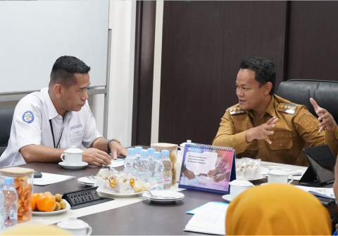 Kepala BPJS Kesehatan Cabang Purwokerto Kgs. Hamdani bersama Bupati Purbalingga Fahmi Muhammad Hanif di ruang kerja Bupati Purbalingga, Senin 10 Agustus 2026