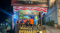 Petugas mengalihkan rute evakuasi dari Basecamp Sawangan menuju Basecamp Permadi Guci karena pertimbangan keselamatan. Petugas mengalihkan rute evakuasi dari Basecamp Sawangan menuju Basecamp Permadi Guci karena pertimbangan keselamatan.