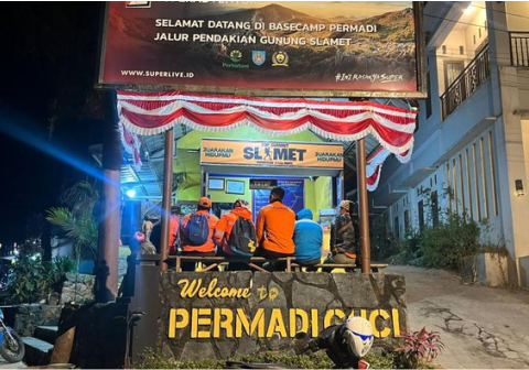 Petugas mengalihkan rute evakuasi dari Basecamp Sawangan menuju Basecamp Permadi Guci karena pertimbangan keselamatan. Petugas mengalihkan rute evakuasi dari Basecamp Sawangan menuju Basecamp Permadi Guci karena pertimbangan keselamatan.