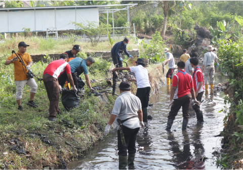 Bupati Purbalingga Fahmi Muhammad Hanif memimpin aksi gotong royong membersihkan 1,5 ton sampah di Sungai Kramean demi mewujudkan lingkungan ASRI.