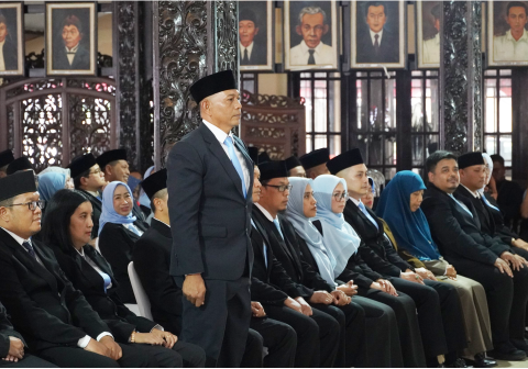 Penataan birokrasi ini mencakup pelantikan satu pejabat eselon IIIA, 17 pejabat eselon IIIB, 132 pejabat eselon IVA, serta 63 pejabat eselon IVB. Penataan birokrasi ini mencakup pelantikan satu pejabat eselon IIIA, 17 pejabat eselon IIIB, 132 pejabat eselon IVA, serta 63 pejabat eselon IVB.