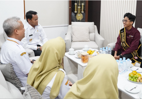 Fahmi Muhammad Hanif Bupati Purbalingga menrima Labib Mubarok, Duta GenRe Jawa Tengah di ruang kerja Bupati Purbalingga Fahmi Muhammad Hanif Bupati Purbalingga menrima Labib Mubarok, Duta GenRe Jawa Tengah di ruang kerja Bupati Purbalingga