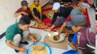 Warga Danasari Purbalingga ikuti pelatihan pembuatan gula aren kristal dari tim UMP demi meningkatkan nilai jual produk lokal.