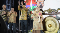 Kemeriahan Hari Jadi ke-397 Kabupaten Kebumen di Pendopo Kabumian yang menampilkan upacara adat Jawa, tari kolosal pelajar, dan makan nasi tempelang bersama. Kemeriahan Hari Jadi ke-397 Kabupaten Kebumen di Pendopo Kabumian yang menampilkan upacara adat Jawa, tari kolosal pelajar, dan makan nasi tempelang bersama.