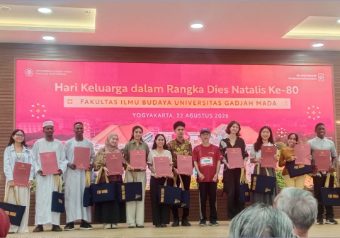 Dua Mahasiswa Sudan UMP Juara Pantun UGM dalam ajang FIBBI 2026 usai mengolah pantun seni budaya Nusantara. Dua Mahasiswa Sudan UMP Juara Pantun UGM dalam ajang FIBBI 2026 usai mengolah pantun seni budaya Nusantara.