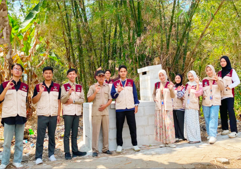 Mahasiswa KKN Tematik Universitas Muhammadiyah Purwokerto (UMP) Kelompok 121 berhasil merealisasikan program pembuatan rocket stove di Desa Pekunden, Kecamatan Banyumas, Kabupaten Banyumas. Foto : Aulia Febby