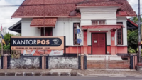 Kantor Pos Banyumas juga menyimpan jejak fungsi kolonial. Kajian bangunan kuno Kota Banyumas mencatat fungsi awal bangunan sebagai Kantor Pos dan Telegraf.