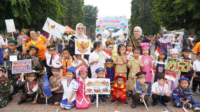 Bunda PAUD Purbalingga, Syahzani Fahmi Muhammad Hanif atau akrab sapaan Bunda Hani, beserta pendampingan Bunda Literasi Denita Dimas Prasetyahani, melepas Karnaval Hari Anak Nasional 2026 tingkat Kabupaten Purbalingga bertempat di Halaman Pendapa Cahyana pada hari Kamis 30 Juli 2026.