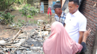 Bupati Purbalingga menyalurkan santunan untuk korban kebakaran Kalimanah serta mengajak warga bergotong royong memperbaiki rumah korban.