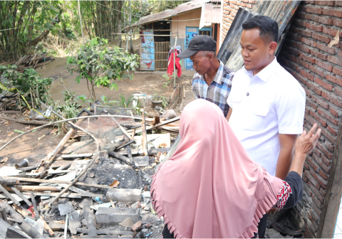 Bupati Purbalingga menyalurkan santunan untuk korban kebakaran Kalimanah serta mengajak warga bergotong royong memperbaiki rumah korban. Bupati Purbalingga menyalurkan santunan untuk korban kebakaran Kalimanah serta mengajak warga bergotong royong memperbaiki rumah korban.