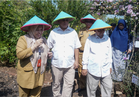 Fakultas Kedokteran (FK) meluncurkan Kebun Kedokteran Herbal di Desa Karangsari, Kecamatan Kembaran, Kabupaten Banyumas. Fakultas Kedokteran (FK) meluncurkan Kebun Kedokteran Herbal di Desa Karangsari, Kecamatan Kembaran, Kabupaten Banyumas.