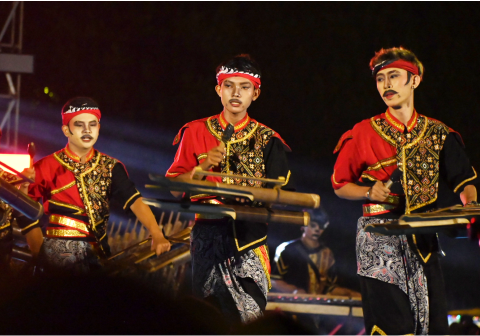 Festival Kentongan Purbalingga 2026 sukses menyedot perhatian ratusan warga di Alun-alun Purbalingga sekaligus menggerakkan ekonomi pelaku UMKM lokal. Festival Kentongan Purbalingga 2026 sukses menyedot perhatian ratusan warga di Alun-alun Purbalingga sekaligus menggerakkan ekonomi pelaku UMKM lokal.