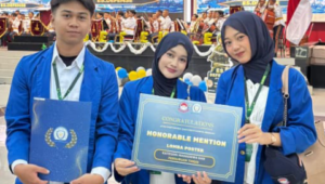 Tiga mahasiswa Program Studi S1 Farmasi Fakultas Farmasi Universitas Muhammadiyah Purwokerto (UMP) mengukir prestasi mengagumkan di tingkat nasional. Tiga mahasiswa Program Studi S1 Farmasi Fakultas Farmasi Universitas Muhammadiyah Purwokerto (UMP) mengukir prestasi mengagumkan di tingkat nasional.