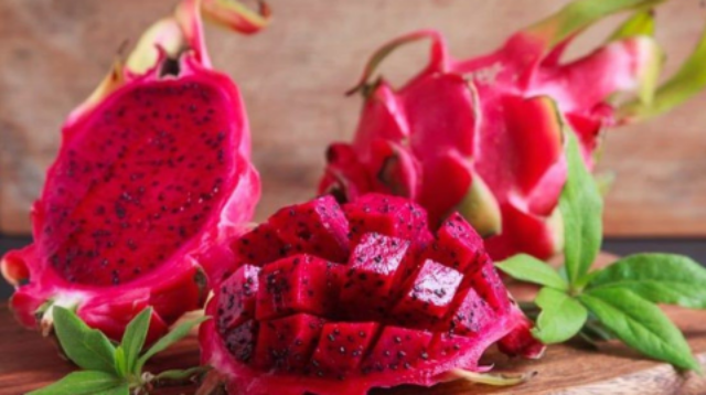 Buah naga merupakan buah tropis kaya serat, vitamin C, antioksidan, serta mineral yang sangat menyehatkan tubuh manusia.