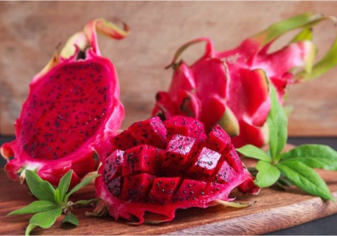 Buah naga merupakan buah tropis kaya serat, vitamin C, antioksidan, serta mineral yang sangat menyehatkan tubuh manusia.