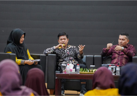 Rektor UMP, Prof. Dr. Jebul Suroso, saat memaparkan gagasannya dalam acara yang bertajuk “Menghidupkan Spirit Margono dan Sumitro Sebagai Pilar Keadilan Sosial”. Rektor UMP, Prof. Dr. Jebul Suroso, saat memaparkan gagasannya dalam acara yang bertajuk “Menghidupkan Spirit Margono dan Sumitro Sebagai Pilar Keadilan Sosial”.